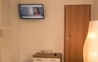 Zimmer 1 Für 1 oder 2 Personen. Einzel-/Doppelzimmer mit zwei Einzelbetten, Kochbereich und Bad