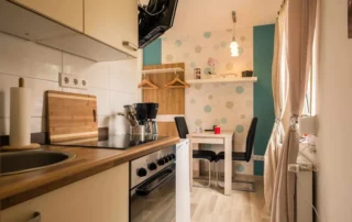 Zimmer 1 Für 1 oder 2 Personen. Einzel-/Doppelzimmer mit zwei Einzelbetten, Kochbereich und Bad