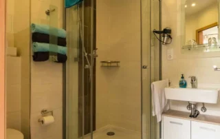 Zimmer 1 Für 1 oder 2 Personen. Einzel-/Doppelzimmer mit zwei Einzelbetten, Kochbereich und Bad