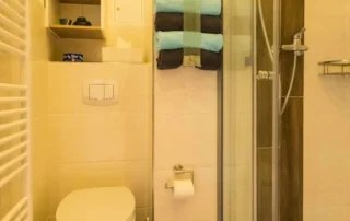 Zimmer 1 Für 1 oder 2 Personen. Einzel-/Doppelzimmer mit zwei Einzelbetten, Kochbereich und Bad